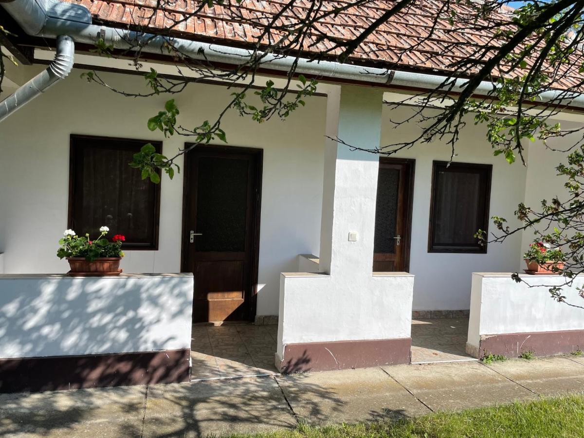 Appartamento Zsuzsa Apartman Poroszló Esterno foto